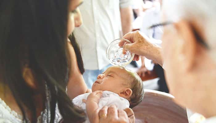 El significado de los padrinos en el bautismo cristiano